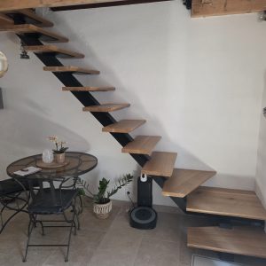 Escalier à crémaillière centrale en acier et m